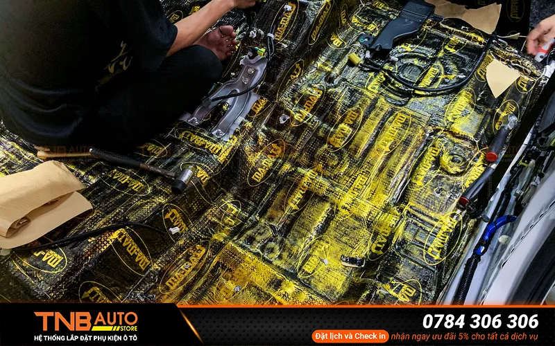 Dán cách âm ô tô là giải pháp dán lớp vật liệu cách âm và tiêu âm chuyên dụng vào các vị trí trên xe dễ bị nhiễm âm