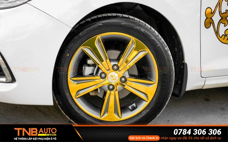 Dán decal mâm xe ô tô – Kinh nghiệm, ưu và nhược điểm 17 Decal dán mâm xe ô tô có khả năng ngăn chặn bụi bẩn, bùn đất và đặc biệt là những vết trầy xước có thể xảy ra do va chạm nhẹ