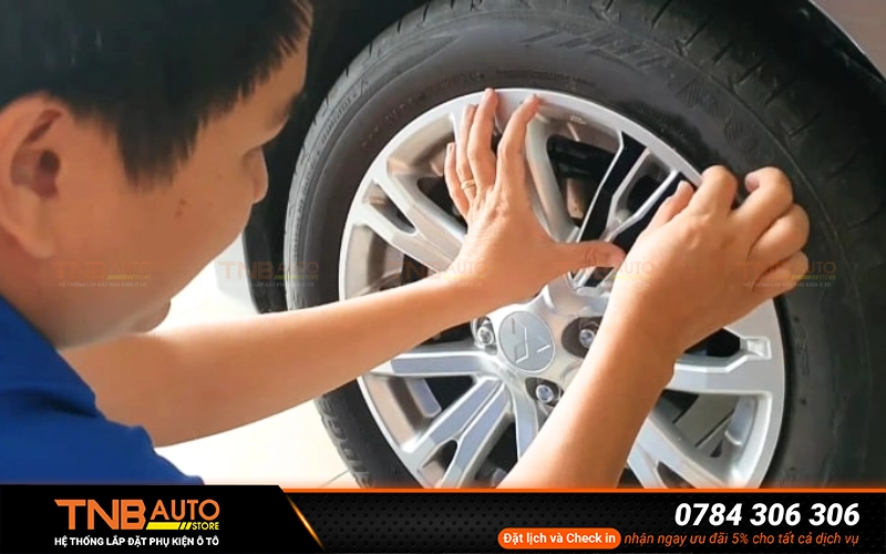 Dán decal mâm xe ô tô – Kinh nghiệm, ưu và nhược điểm 20 Hệ thống TNB Auto Store đơn vị thi công dán decal mâm xe ô tô tại Thủ Đức TPHCM chất lượng