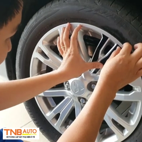 Dán decal mâm xe ô tô – Kinh nghiệm, ưu và nhược điểm 5 Dán decal mâm xe ô tô – Kinh nghiệm, ưu và nhược điểm 11