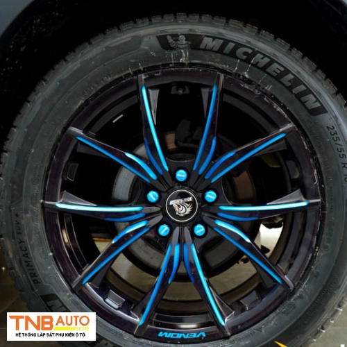 Dán decal mâm xe ô tô – Kinh nghiệm, ưu và nhược điểm 3 Dán decal mâm xe ô tô – Kinh nghiệm, ưu và nhược điểm 13