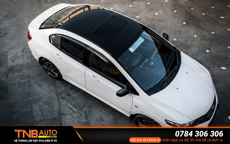 Dán nóc xe ô tô hay còn gọi dán nóc Panorama xe hơi là quá trình dán một lớp phim hoặc decal lên bề mặt nóc xe