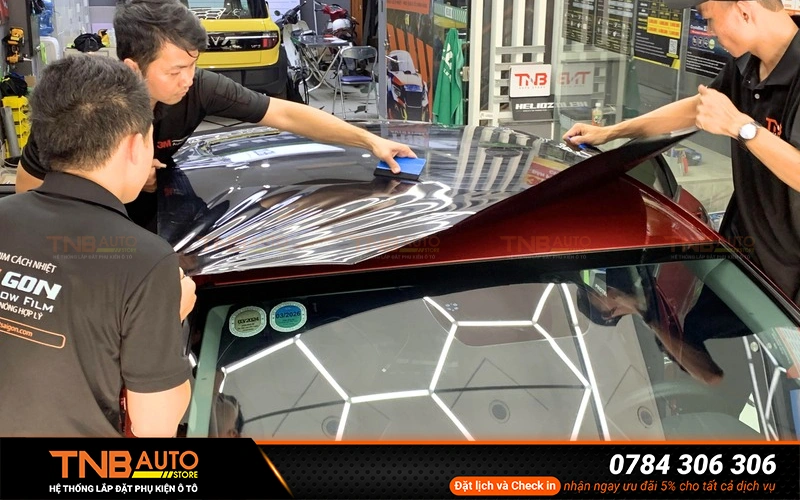 Dán nóc đen xe ô tô đen bóng tạo ra hiệu ứng giống như cửa sổ trời trên nóc xe