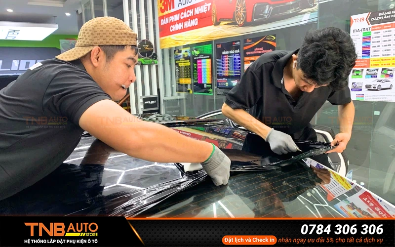 Dán decal lên nóc xe ô tô không bị phạt, miễn là không làm thay đổi màu sơn nguyên bản được đăng ký trong giấy tờ xe