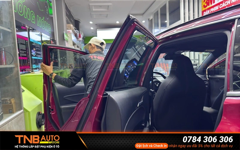 Phim cách nhiệt giúp giảm đáng kể lượng ánh sáng chói lọi từ mặt trời xuyên qua kính lái VinFast Herio Green