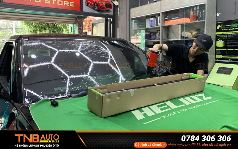 Dán phim cách nhiệt VinFast VF9 giúp người bên ngoài khó quan sát vào bên trong xe mang lại cảm giác kín đáo, riêng tư hơn cho hành khách