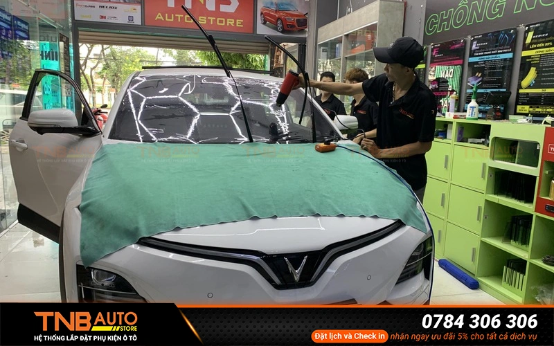 Dán phim cách nhiệt Vinfast Fadil: Gói nào đáng chọn nhất? 9 Phim cách nhiệt VinFast Fadil hoạt động bằng cách cản bức xạ nhiệt ngay truyền qua kính giữ cho không gian xe luôn mát mé chứ không đừng ở việc chỉ cản nắng như các biện pháp thông thường