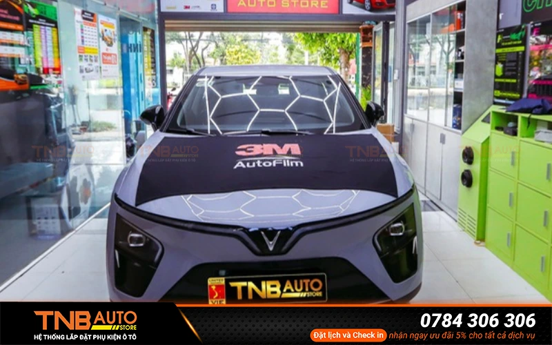 Dán phim cách nhiệt Vinfast VF7 | Chống nóng, bảo vệ xe 18 Cửa sổ trời toàn cảnh và các kính cửa sổ xung quanh VF7 có diện tích lớn không có khả năng cách nhiệt khi di chuyển dưới thời tiết nắng nóng làm nhiệt độ bên trong xe tăng cao nhanh chóng