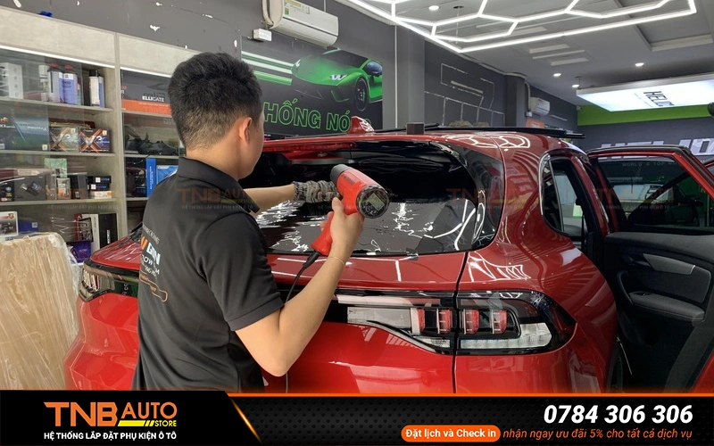 Kinh nghiệm chọn gói dán phim cách nhiệt Vinfast VF8 18 Thiết kế kính cong và cửa sổ trời của VF8 Plus đòi hỏi tay nghề thi công cao để tránh bong mép, nổi bọt hoặc loang màu