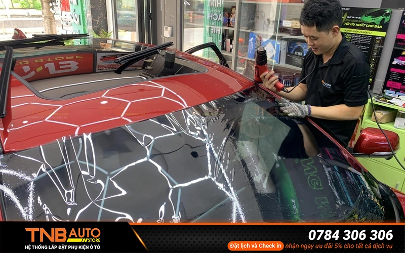 Kinh nghiệm chọn gói dán phim cách nhiệt Vinfast VF8 15 Phim cách nhiệt giúp giảm 60-80% nhiệt lượng từ ánh nắng xuyên qua kính lái, kính sườn trước, kính sườn sau, kính lưng và cửa sổ trời (phiên bản Plus) nhưng không cản tầm nhìn quan sát qua kính