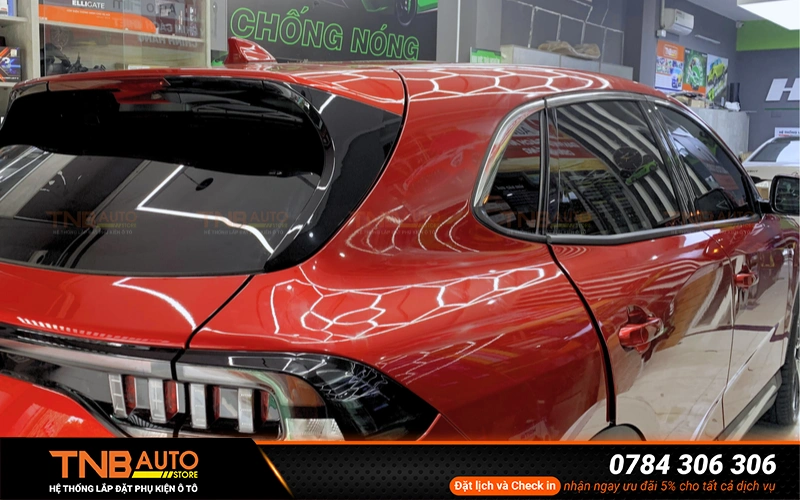 Kinh nghiệm chọn gói dán phim cách nhiệt Vinfast VF8 16 Bề mặt kính xe VF8 sau khi dán phim cách nhiệt nhìn từ ngoài vào trở nên kín đáo hơn