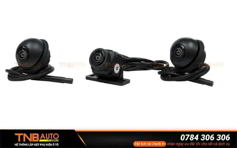 Camera 3 mắt ô tô là hệ thống camera toàn cảnh gồm 3 camera được lắp đặt ở phía trước và hai bên gương xe, kết hợp với camera lùi nguyên bản của xe