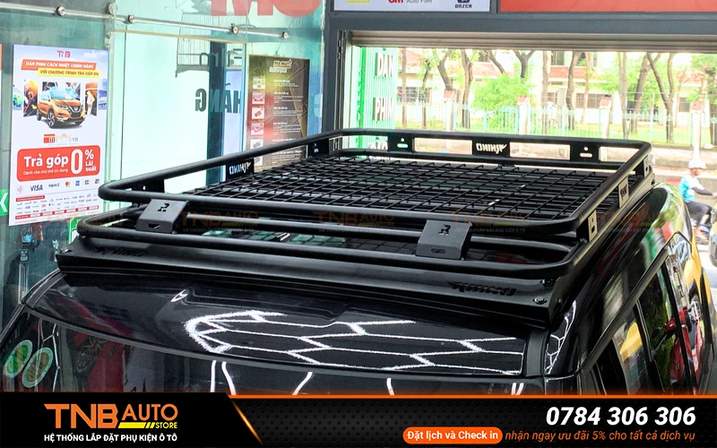 Giá nóc đóng vai trò như một không gian chứa đồ mở rộng, hỗ trợ vận chuyển hành lý cồng kềnh, vali lớn, đồ dã ngoại hoặc các vật dụng chuyên dụng cho công việc