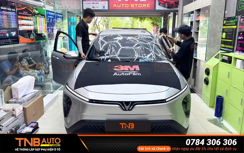 Dán phim cách nhiệt Vinfast Limo Green là giải pháp chống nóng hiệu quả để đảm bảo hiệu suất vận hành, sự thoải mái và độ bền cho nội thất xe