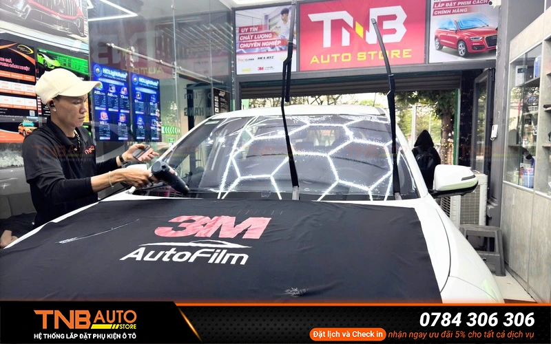 Dán phim cách nhiệt Vinfast Limo Green có chỉ số TSER cao (tổng khả năng cản nhiệt) sẽ giúp cắt giảm tới 60 – 80% lượng nhiệt truyền qua kính, duy trì nhiệt độ dễ chịu