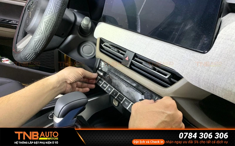 Hệ thống lắp đặt phụ kiện ô tô TNB Auto Store là lựa chọn hàng đầu về dịch vụ dán PPF nội thất Mitsubishi XForce