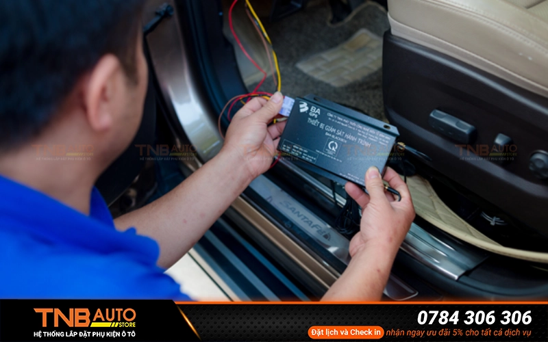 Thiết bị định vị ô tô là một loại thiết bị điện tử được lắp đặt trên xe nhằm mục đích theo dõi và giám sát vị trí của phương tiện theo thời gian thực thông qua hệ thống định vị toàn cầu (GPS)