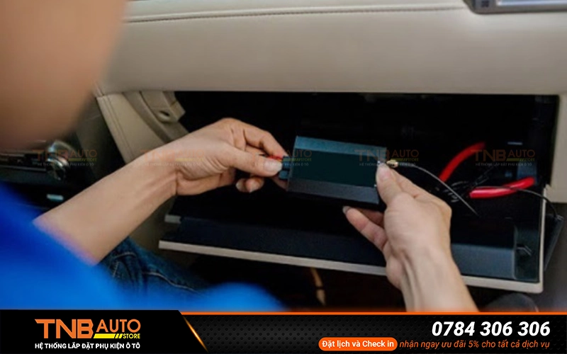 Thiết bị định vị ô tô thường được lắp đặt tại những vị trí kín đáo, khó phát hiện nhằm đảm bảo an toàn cho xe cũng như tránh bị tháo gỡ hoặc phá hoại