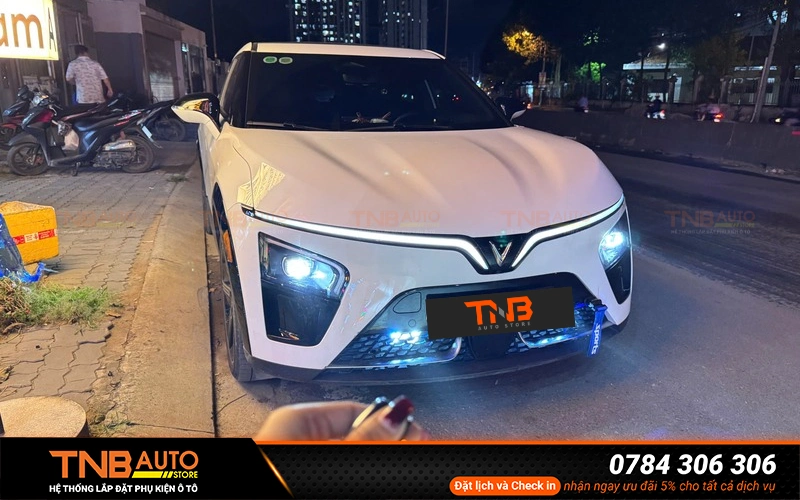 Hệ thống đèn chiếu sáng zin của Vinfast VF7 chưa thực sự đáp ứng tốt khi di chuyển vào trong điều kiện thiếu sáng