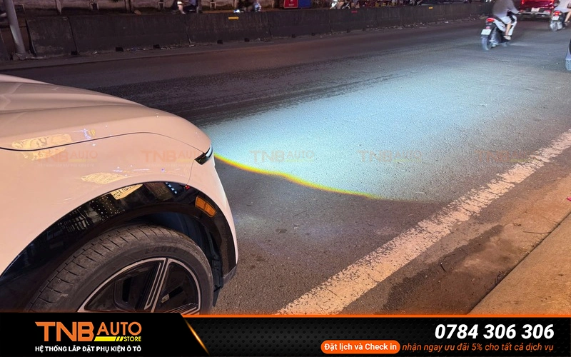 Đèn trợ sáng VF7 chiếu xa lên đến 200m đủ sức bao quát cả đoạn đường phía trước trong đêm tối