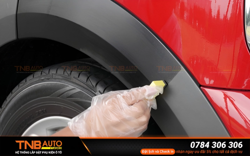 Phục hồi nhựa nhám nội thất ô tô là phủ lên bề mặt nhựa đã bị bạc màu, xuống cấp hoặc phai màu theo thời gian một lớp sơn chuyên dụng