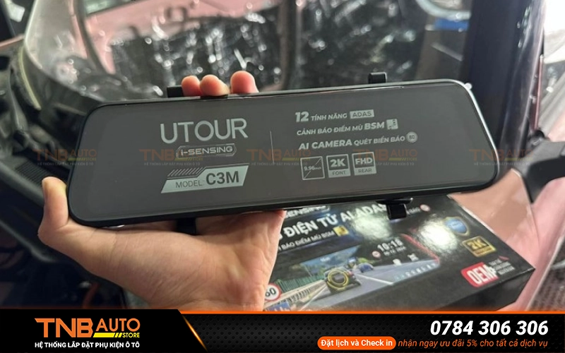 Tổng hợp camera hành trình kết nối wifi tốt nhất 2026 1 Camera AI ADAS UTOUR C3M là dòng camera hành trình gương điện tử tích hợp toàn diện camera trước, camera sau kết hợp tính năng hỗ trợ lái xe thông minh ADAS