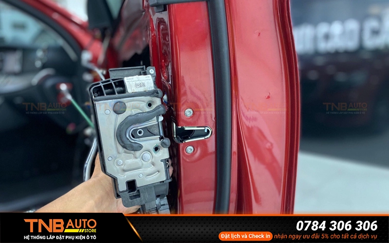 Cửa hít ô tô hay còn gọi là Soft Close là một tính năng trên ô tô hỗ trợ đóng cửa xe hoàn toàn mà không cần dùng lực mạnh như cửa xe thông thường