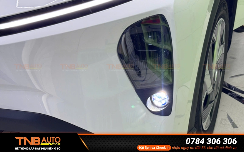 Vinfast Limo Green lắp đèn gầm 2 inch kèm dưỡng zin 2 Car headlight close-up detail