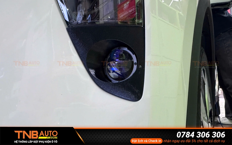 Vinfast Limo Green lắp đèn gầm 2 inch kèm dưỡng zin 3 Đèn gầm 2 inch được lắp đặt trực tiếp dưới cụm đèn pha thông qua mặt dưỡng zin nguyên khối đảm bảo vừa khít theo thiết kế xe