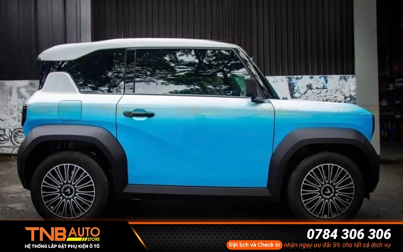 Dán decal đổi màu xe VinFast VF3i thể hiện cá tính của khách hàng qua màu sắc độc đáo và các hiệu ứng đặc biệt như chuyển sắc, bóng mờ, ánh kim hoặc họa tiết ấn tượng