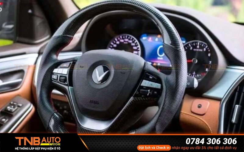 So với vô lăng nguyên bản, lớp bọc giúp cải thiện cảm giác cầm lái, tăng độ bền và giữ nội thất xe luôn gọn gàng, thẩm mỹ