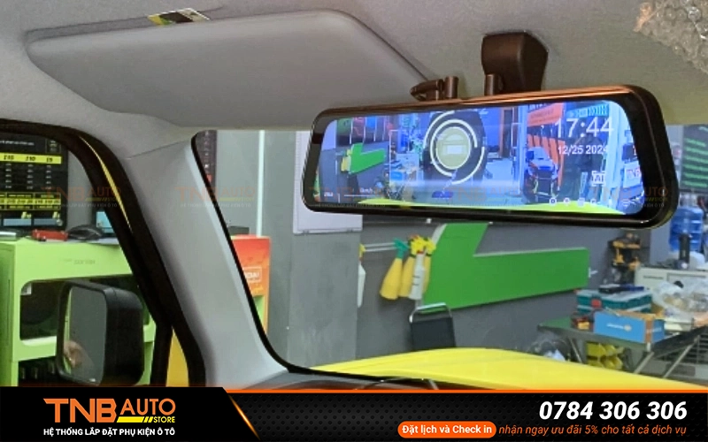 Camera hành trình gương VinFast Minio Green là thiết bị ghi hình được tích hợp ngay trên gương chiếu hậu zin của xe
