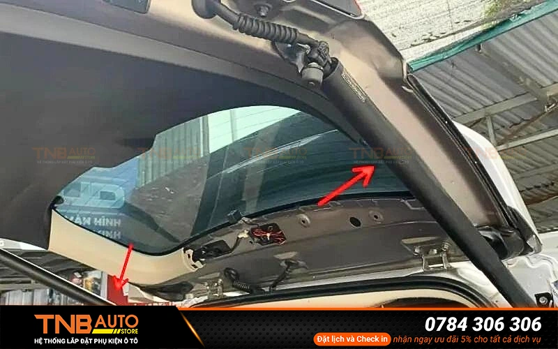 Cốp điện VinFast Minio Green là hệ thống nâng cấp từ cốp mở tay nguyên bản sang cơ chế đóng/mở hoàn toàn bằng điệ