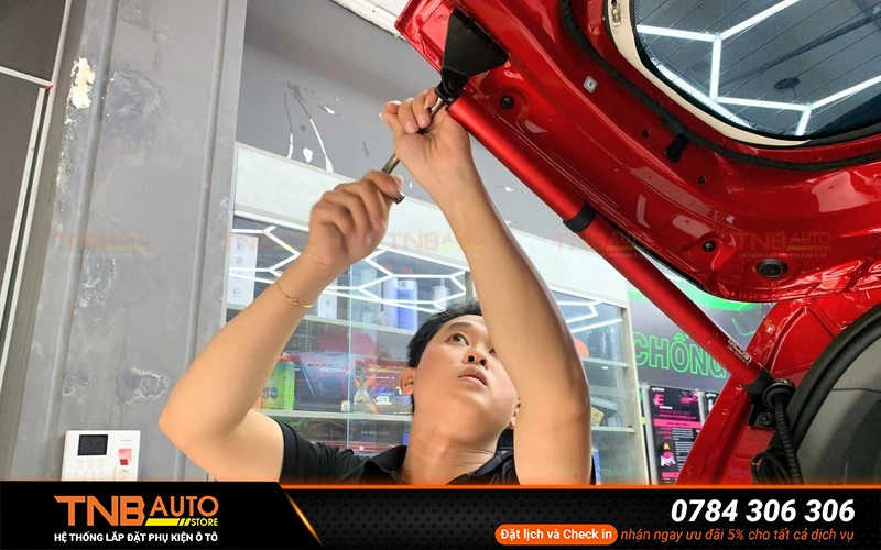 Quy trình lắp cốp điện VinFast Minio Green đúng chuẩn kỹ thuật tại TNB Auto