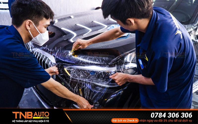 Dán PPF giúp chống trầy xước hiệu quả chính vì thế giúp chủ xe tiết kiệm chi phí thay mới đèn pha khi bị các vết xước lớn so với việc không dán PPF đèn pha