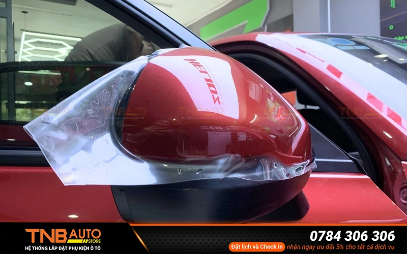 Dán PPF gương chiếu hậu là một trong những giải pháp chống trầy xước, giữ được vẻ đẹp và kéo dài tuổi thọ cho bề mặt sơn