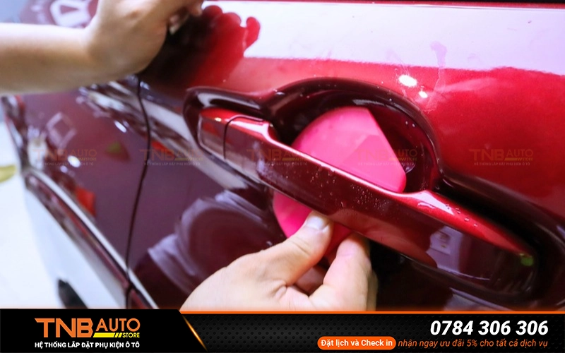 Dán PPF hõm tay nắm cửa là một trong những giải pháp chống trầy xước, giữ được vẻ đẹp và kéo dài tuổi thọ cho bề mặt sơn