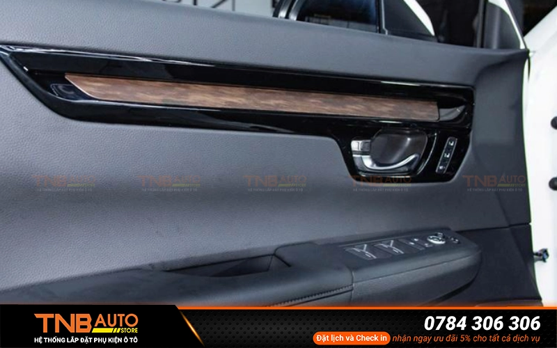 Dán PPF nội thất Hyundai Santafe – Loại “Xịn” cắt máy 100% 10 TNB Auto Store tự hào là đơn vị thi công chuyên nghiệp, mang đến dịch vụ đạt chuẩn cùng sản phẩm chất lượng cao, giúp nội thất xe của bạn luôn bền đẹp và sang trọng