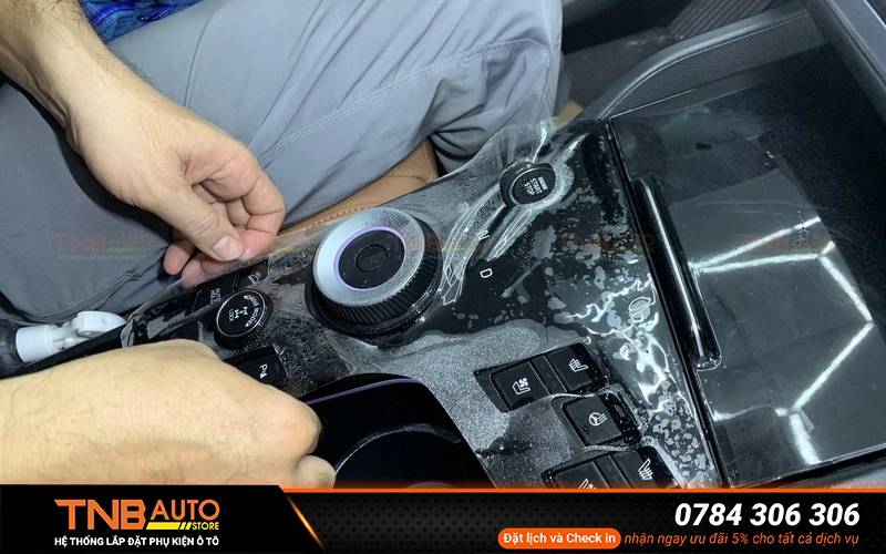 PPF TPU là dòng phim cao cấp nhất hiện nay với độ bền vượt trội, khả năng chống trầy xước và phục hồi vết xước hiệu quả