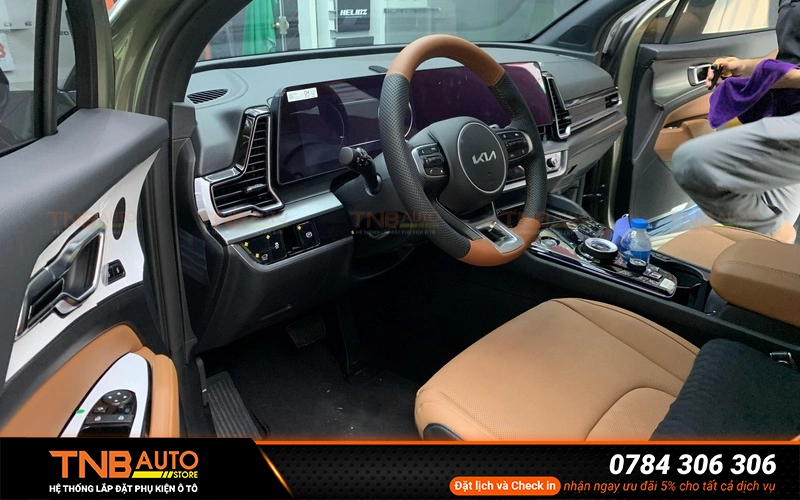 Nội thất KIA Sportage sử dụng các chất liệu cao cấp như da, kim loại và kết hợp cùng các chi tiết nhựa bóng dễ bị trầy xước trong quá trình sử dụng