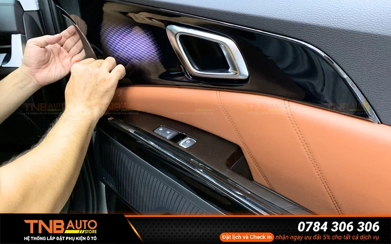 Dán bảo vệ nội thất xe hơi Carnival không chỉ bảo vệ bề mặt khỏi trầy xước và tác động từ bên ngoài mà còn giúp hạn chế dấu vân tay trên các chi tiết nội thất
