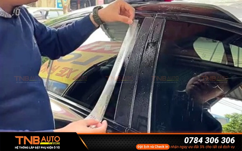 Dán PPF trụ cửa ô tô là phương pháp dán một lớp phim bảo vệ sơn (Paint Protection Film) lên bề mặt trụ cửa