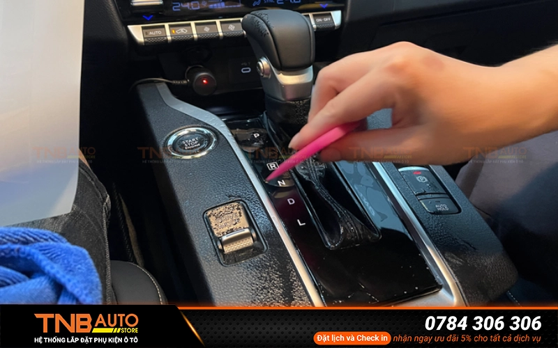 Nên dán bảo vệ nội thất cho xe Toyota Cross vì Toyota Cross là một mẫu xe với thiết kế nội thất hiện đại, tinh tế nhưng cũng có nhiều bề mặt nhựa, sơn bóng