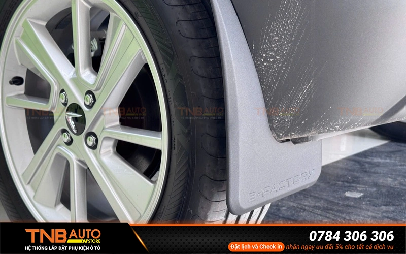 Dè chắn bùn xe VinFast Minio Green là bộ phận được lắp đặt phía sau bánh xe