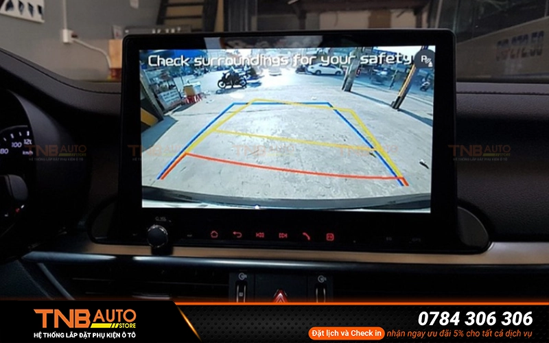 Camera lùi giúp tài xế có cái nhìn toàn diện hơn về không gian phía sau xe, hiển thị trực tiếp hình ảnh trên màn hình trung tâm với góc quay rộng
