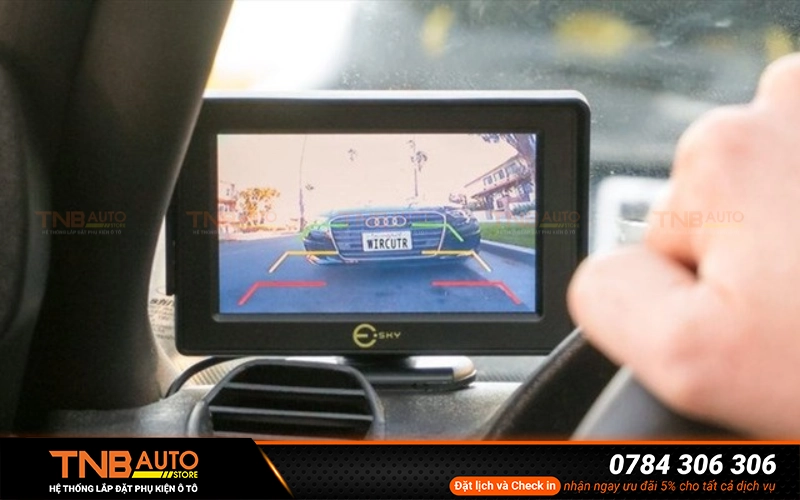 Lắp camera lùi giúp phát hiện kịp thời các chướng ngại vật hoặc người/xe đang di chuyển phía sau từ đó giảm nguy cơ va chạm, bảo vệ xe và người xung quanh