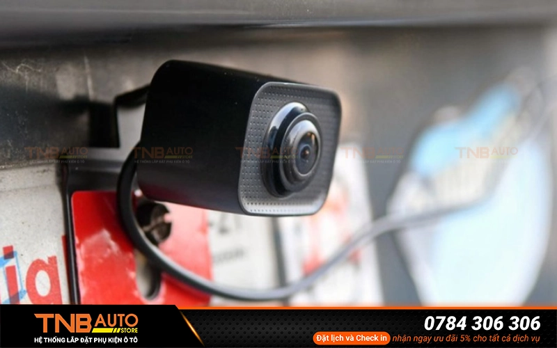 Camera lùi dành cho VinFast EC Van thường được lắp đặt ở chính giữa phía trên biển số sau  đây là vị trí tối ưu nhất để đảm bảo góc nhìn rộng và chính xác khi lùi xe