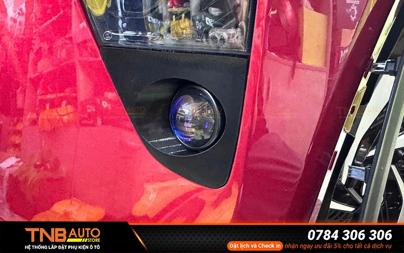 Đèn gầm cho VF MPV7 tập trung ánh sáng sát mặt đường giúp người lái quan sát rõ hơn các vật cản thấp, ổ gà, vạch kẻ đường và lề đường