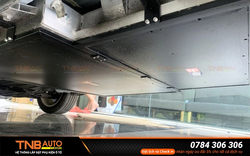 Tấm ốp bảo vệ pin VinFast Minio Green đóng vai trò như một lớp chắn cứng, hấp thụ và phân tán lực khi xe cạ gầm, leo lề, đi qua gờ giảm tốc hoặc ổ gà