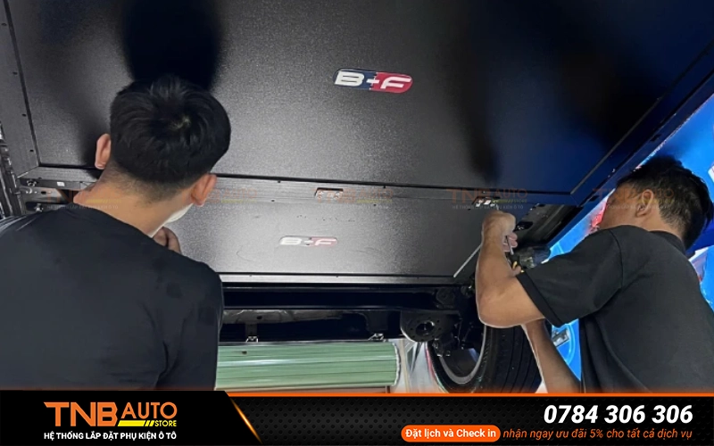 Quy trình lắp ốp bảo vệ pin VinFast Minio Green đúng chuẩn kỹ thuật tại TNB Auto 